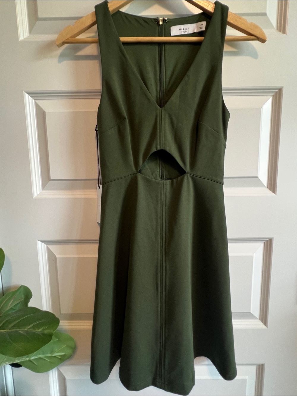 ALI & JAY Los Angeles Fit Flare Cutout Skater XS NWT